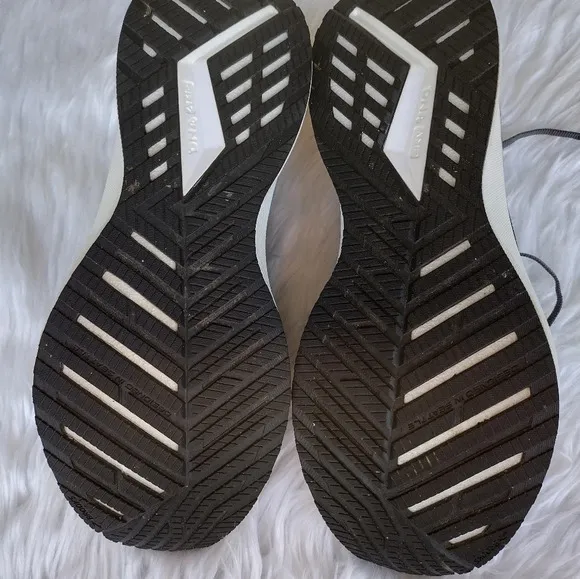 Brooks Womens Levitate 4 1203351B012 Black Casual Shoes Sneakers Size 10 B EUC