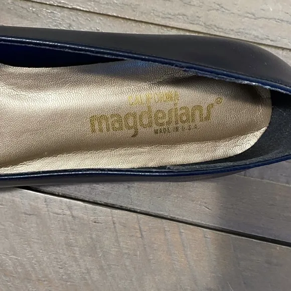 California Magdesians Navy Loafer l WOMENS Flat Shoes size 10.5
