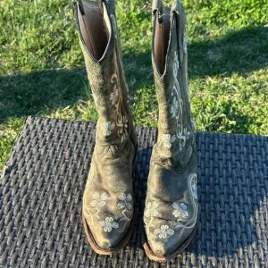 Circle G Cream and Brown Heeled Boots with Western Style