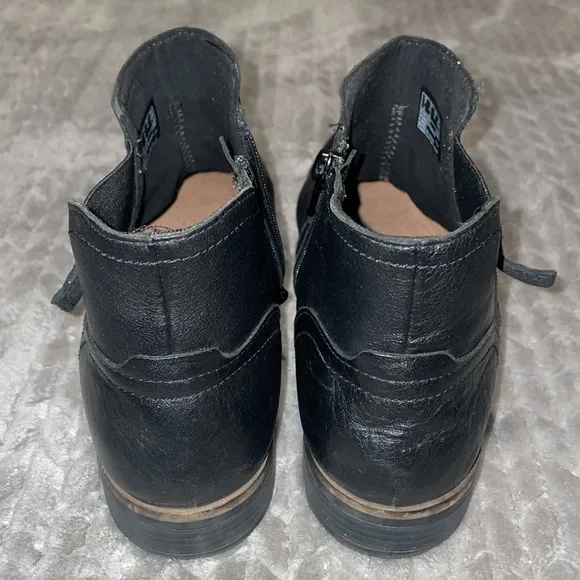 Clark’s Women's Collection Trish Strap Boots. Leather. Side zippers. Size 9.5