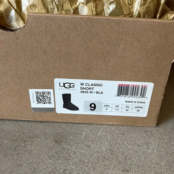 classic short black leather UGG boots ( women’s ) Size 9