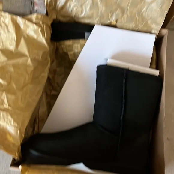 classic short black leather UGG boots ( women’s ) Size 9
