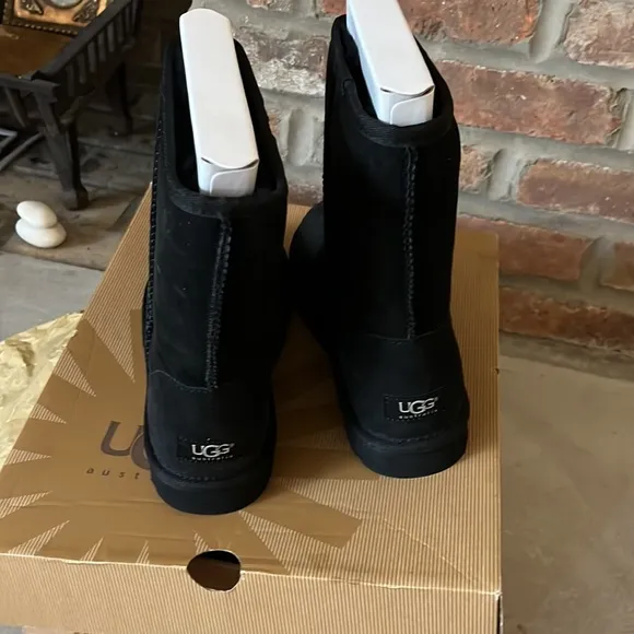 classic short black leather UGG boots ( women’s ) Size 9