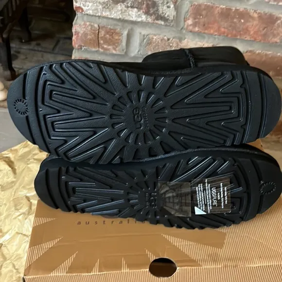 classic short black leather UGG boots ( women’s ) Size 9