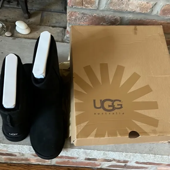 classic short black leather UGG boots ( women’s ) Size 9