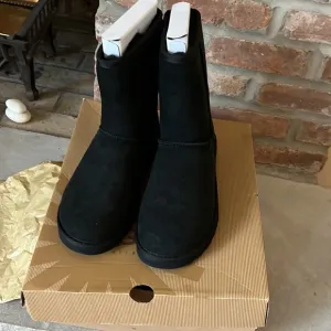 classic short black leather UGG boots ( women’s ) Size 9