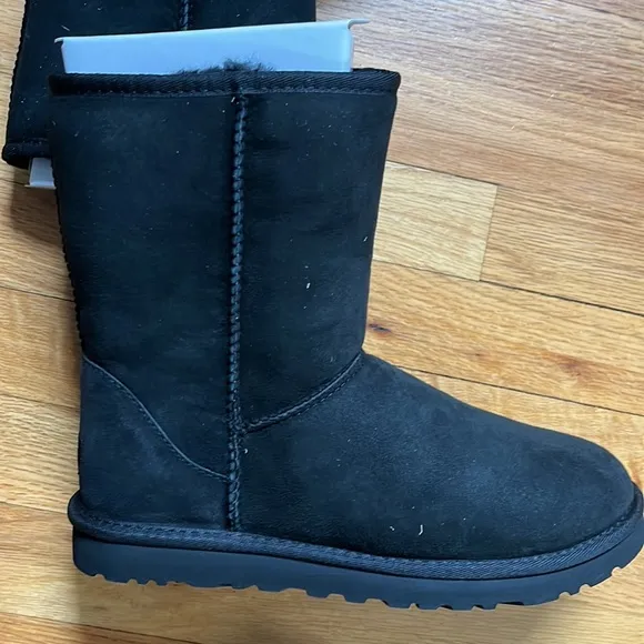 classic short black leather UGG boots ( women’s ) Size 9