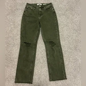 Cleo   Wolf Women’s High Rise Ankle Straight Jenas in Olive size W25/L27