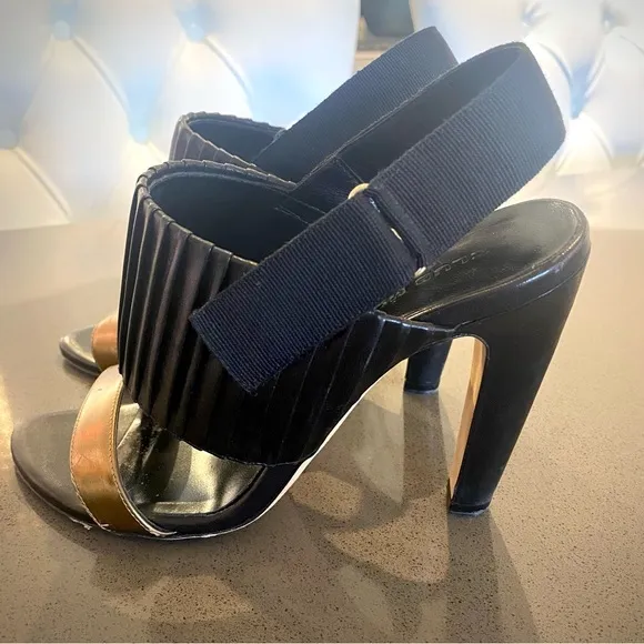 CLUB MONACO ⭐️6 1/2 Cool Looking Heels ! Black pleated Leather with Gold band.♥️