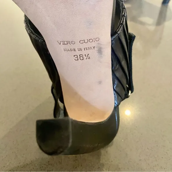 CLUB MONACO ⭐️6 1/2 Cool Looking Heels ! Black pleated Leather with Gold band.♥️