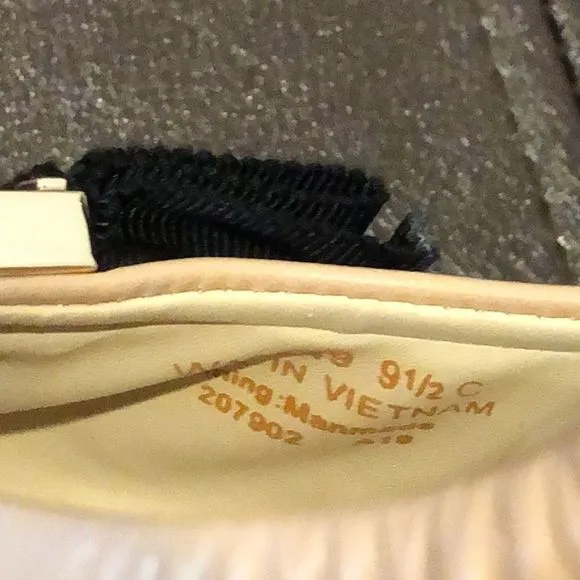 COLE HAAN Beige Leather Flat with Black Grosgrain Ribbon and Gold Accent Sz 9C