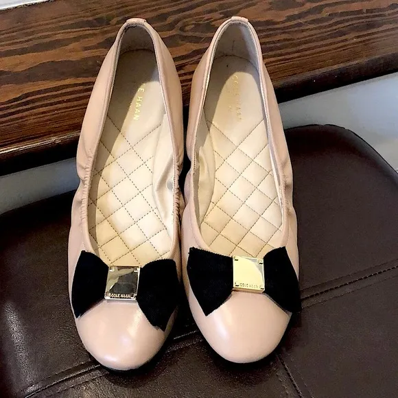 COLE HAAN Beige Leather Flat with Black Grosgrain Ribbon and Gold Accent Sz 9C