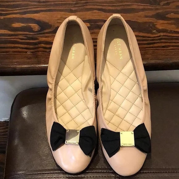 COLE HAAN Beige Leather Flat with Black Grosgrain Ribbon and Gold Accent Sz 9C
