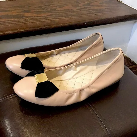 COLE HAAN Beige Leather Flat with Black Grosgrain Ribbon and Gold Accent Sz 9C