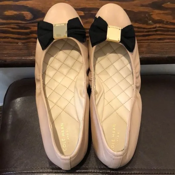 COLE HAAN Beige Leather Flat with Black Grosgrain Ribbon and Gold Accent Sz 9C