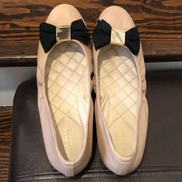 COLE HAAN Beige Leather Flat with Black Grosgrain Ribbon and Gold Accent Sz 9C