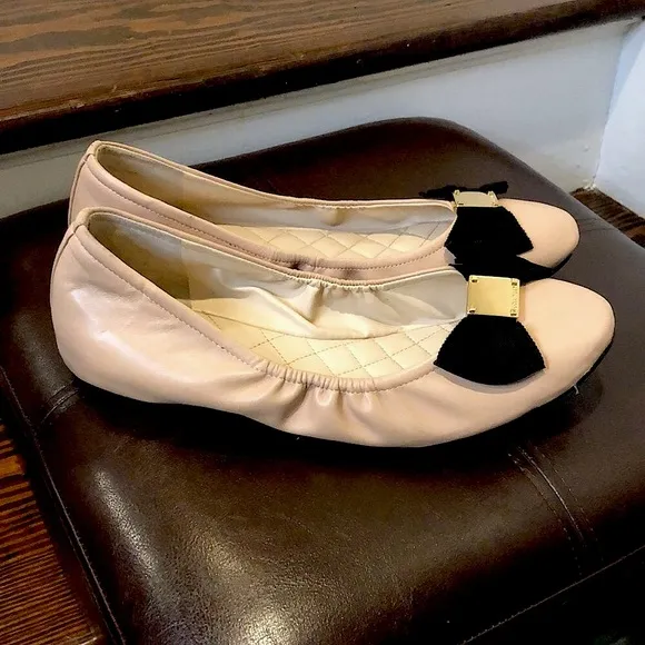 COLE HAAN Beige Leather Flat with Black Grosgrain Ribbon and Gold Accent Sz 9C
