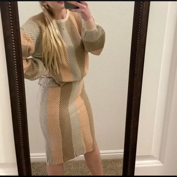 Colorblock sweater &amp; knit skirt