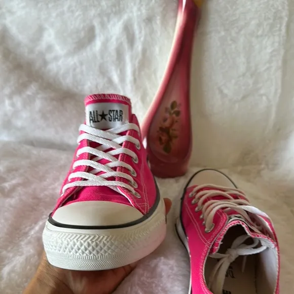 Converse Women's size 8 Men’s size 6 Pink Sneakers