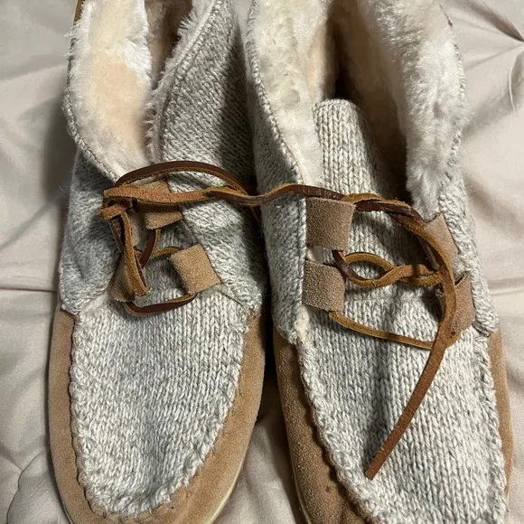 Cozy Knit and Suede Women's Slippers