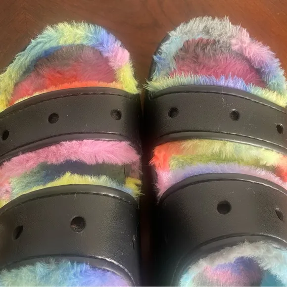 Crocs Classic Cozy Spray Dye Sandal Women's 12 / Men's 10 Fuzzy Rainbow Shoes