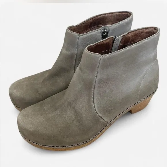 Dansko Maria Milled Nubuck Leather Clog Boots Taupe Grey Size 39 US 8.5 - 9