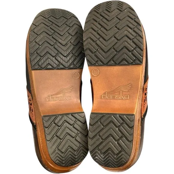 Dansko Pavan Clogs 39 Black Tan Laser Cut Leather Women Slip On Workwear Shoes