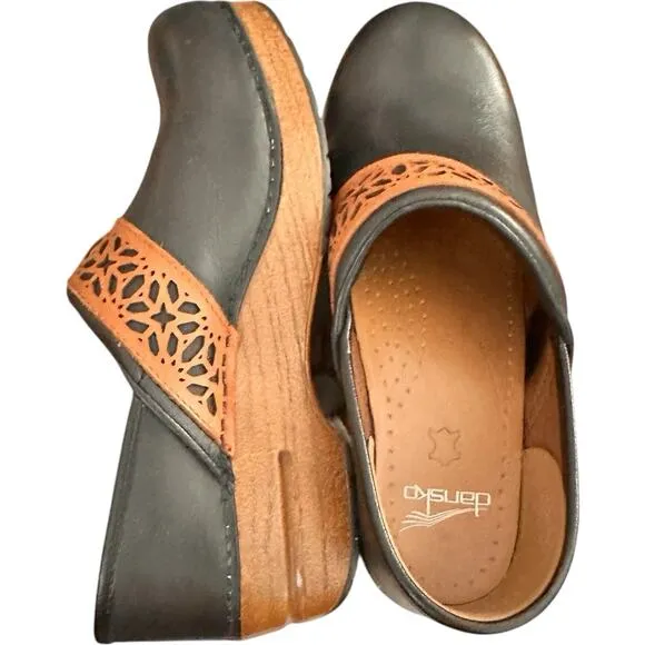 Dansko Pavan Clogs 39 Black Tan Laser Cut Leather Women Slip On Workwear Shoes