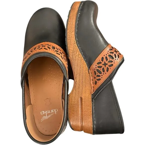 Dansko Pavan Clogs 39 Black Tan Laser Cut Leather Women Slip On Workwear Shoes