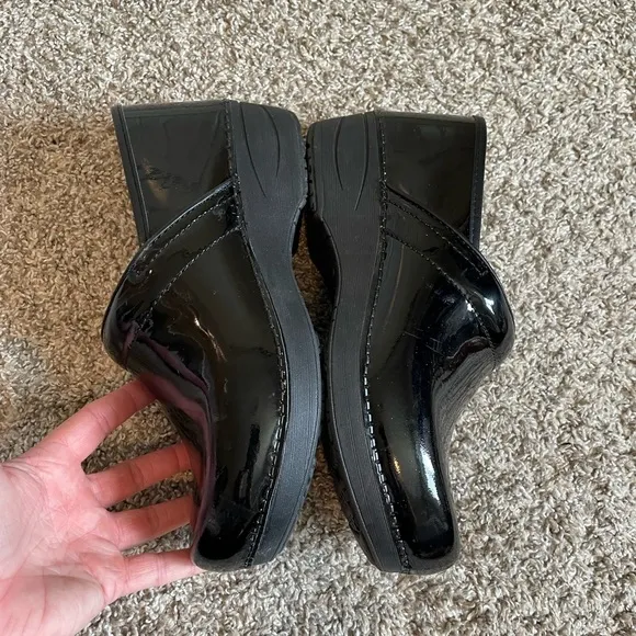 Dansko XP 2.0 WIDE black patent leather slip on clogs size 41 US 10.5-11