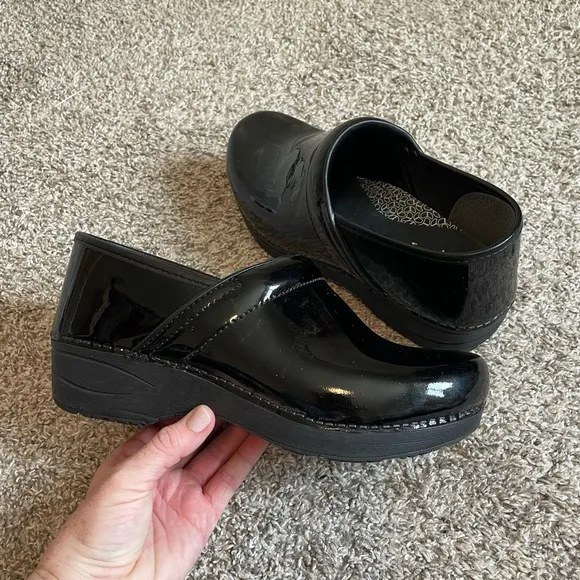 Dansko XP 2.0 WIDE black patent leather slip on clogs size 41 US 10.5-11