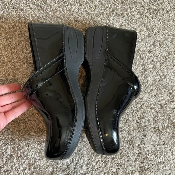 Dansko XP 2.0 WIDE black patent leather slip on clogs size 41 US 10.5-11