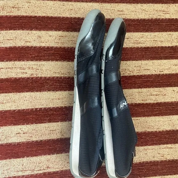 DKNY black athletic slip on shoes with toggle closure. Worn twice 8.5