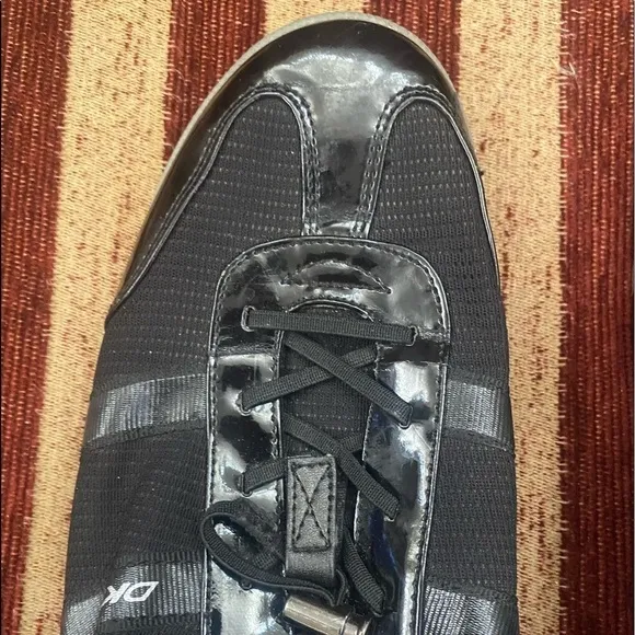 DKNY black athletic slip on shoes with toggle closure. Worn twice 8.5