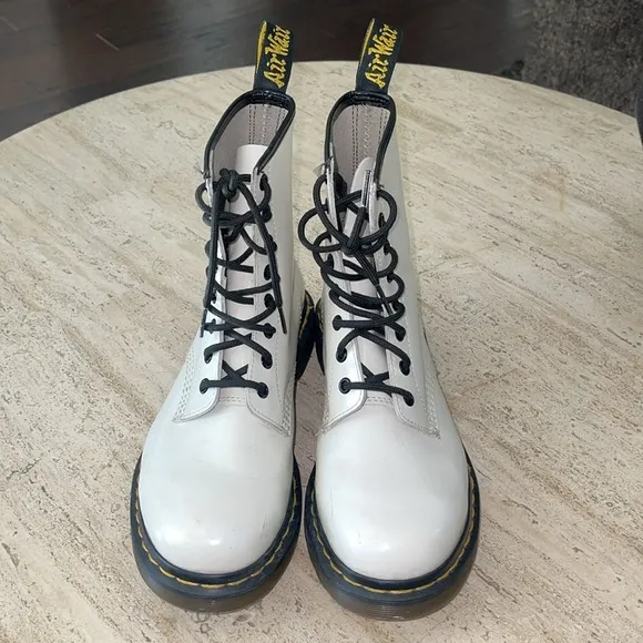 DOC MARTEN 1460 WOMEN'S WHITE PATENT LEATHER LACE UP BOOTS SIZE 10 BLACK LACES.