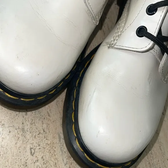 DOC MARTEN 1460 WOMEN'S WHITE PATENT LEATHER LACE UP BOOTS SIZE 10 BLACK LACES.