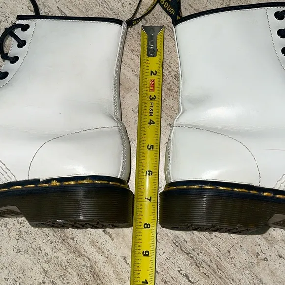 DOC MARTEN 1460 WOMEN'S WHITE PATENT LEATHER LACE UP BOOTS SIZE 10 BLACK LACES.