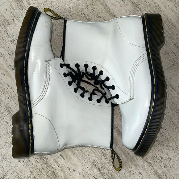 DOC MARTEN 1460 WOMEN'S WHITE PATENT LEATHER LACE UP BOOTS SIZE 10 BLACK LACES.