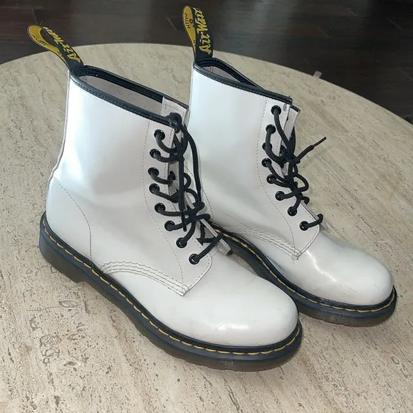 DOC MARTEN 1460 WOMEN'S WHITE PATENT LEATHER LACE UP BOOTS SIZE 10 BLACK LACES.