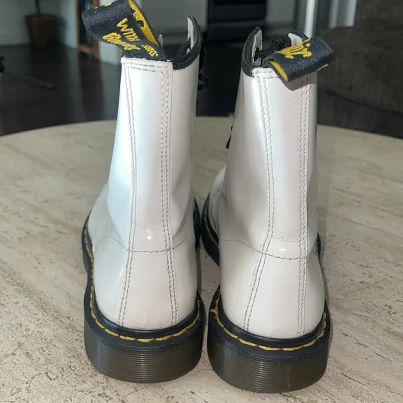 DOC MARTEN 1460 WOMEN'S WHITE PATENT LEATHER LACE UP BOOTS SIZE 10 BLACK LACES.