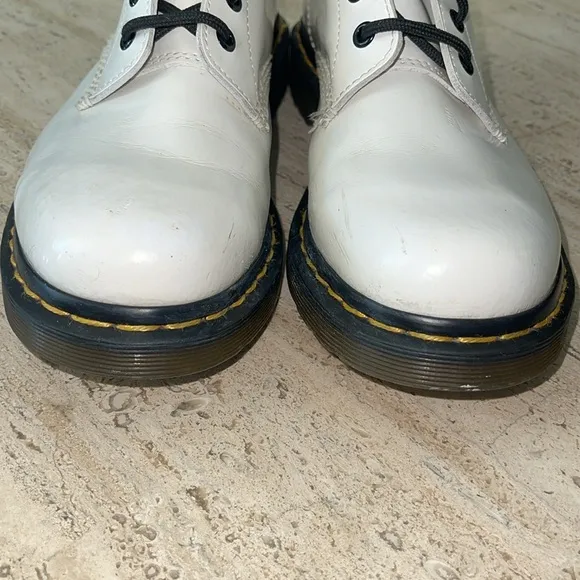 DOC MARTEN 1460 WOMEN'S WHITE PATENT LEATHER LACE UP BOOTS SIZE 10 BLACK LACES.