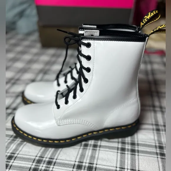 Doc Martens 1460 White PatentLeather Original Contraction Hi/Shine Boots NWOT 11