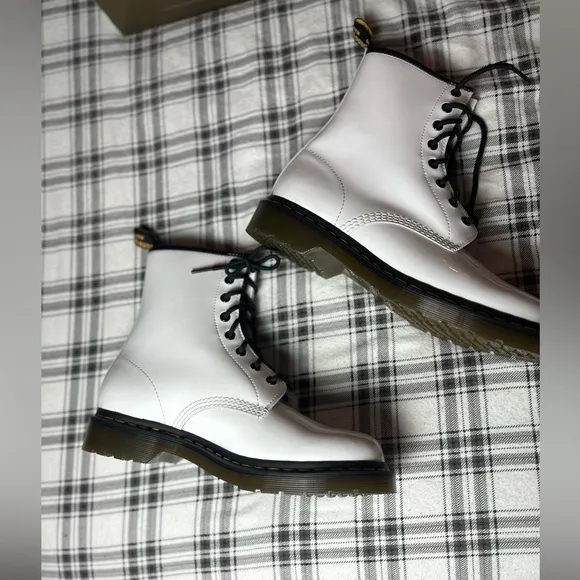 Doc Martens 1460 White PatentLeather Original Contraction Hi/Shine Boots NWOT 11