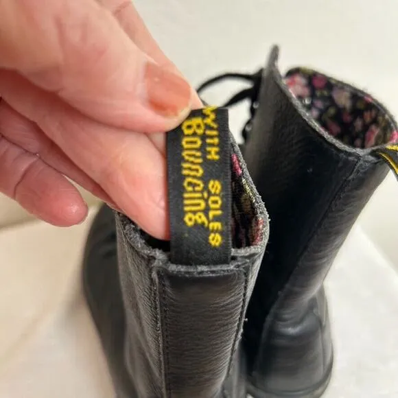 Doc Martens Air Wair Stratford Womens Sz 7 High top flat boots Bohemian Grunge