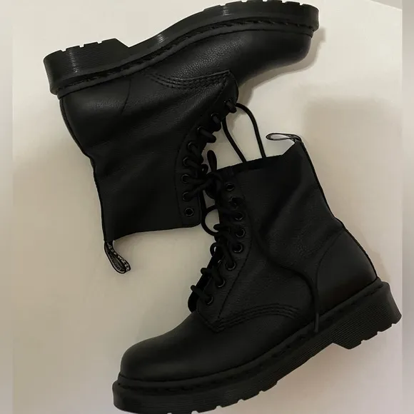 Dr. Martens 1460 Pascal women’s mono lace up boots
