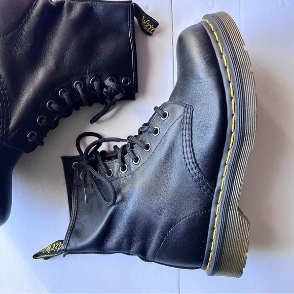 Dr. Martens 1460 Womens Nappa Genuine Leather Lace Up Boots MSRP$170 Pre-Owned