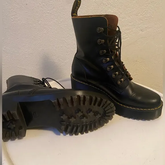 Dr. Martens Leona Women’s Vintage Heeled Boots Sz 8