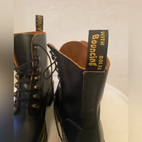 Dr. Martens Leona Women’s Vintage Heeled Boots Sz 8
