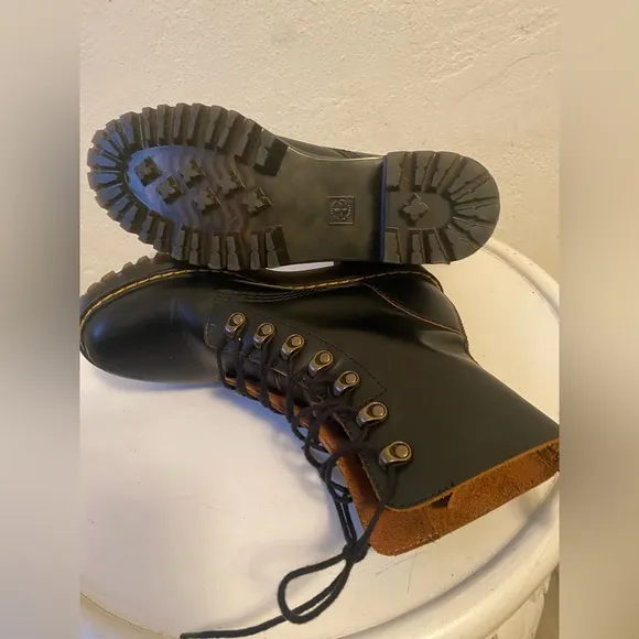 Dr. Martens Leona Women’s Vintage Heeled Boots Sz 8
