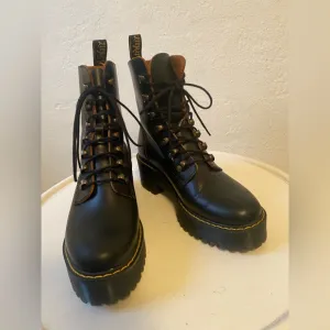 Dr. Martens Leona Women’s Vintage Heeled Boots Sz 8